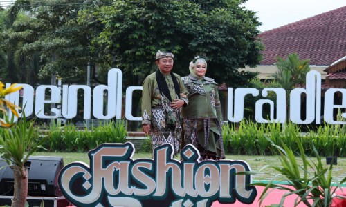 Bupati Bondowoso Tampil Fashion Show Batik Muslim, Dorong UMKM Naik Kelas