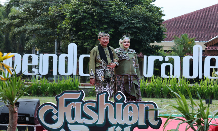 Bupati Bondowoso Tampil Fashion Show Batik Muslim, Dorong UMKM Naik Kelas