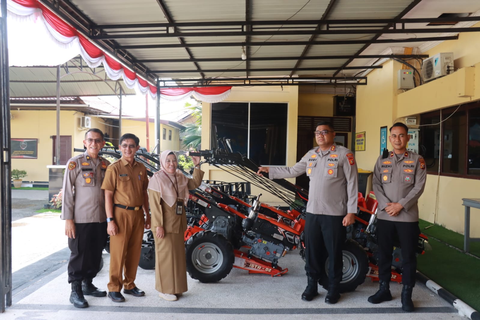 Dukung Ketahanan Pangan, Dinas Pertanian Hibahkan Lima Traktor ke Polres Kampar