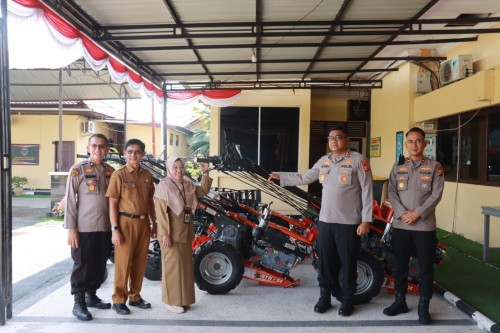 Dukung Ketahanan Pangan, Dinas Pertanian Hibahkan Lima Traktor ke Polres Kampar