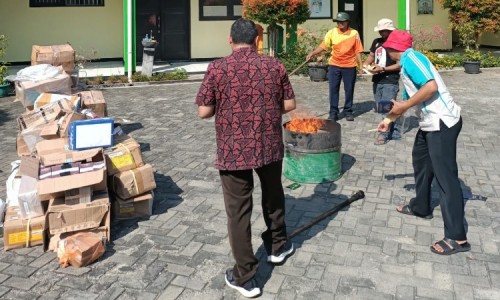 Cegah Penyalahgunaan, Kemenag Cilacap Bakar Puluhan Ribu Dokumen Nikah Kadaluarsa