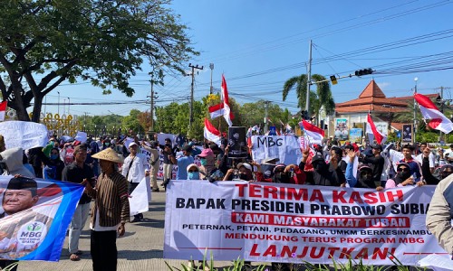 Seribu Warga Tuban Demo di Kantor DPRD, Suarakan Dukungan untuk Program MBG