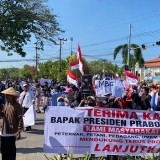 Seribu Warga Tuban Demo di Kantor DPRD, Suarakan Dukungan untuk Program MBG