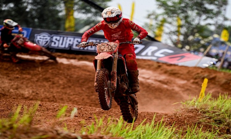 Raih Podium Perdana, Valrossi dan CRF250R Melesat di Kejurnas Motocross Bekasi
