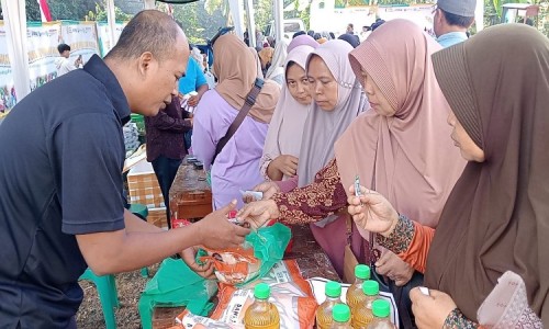 Ribuan Warga Serbu Sembako Murah di Masjid Jami Darul Farhan Banjarnegara 