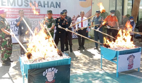 Bea Cukai Banyuwangi Musnahkan Rokok dan Miras Ilegal Senilai Rp1,25 Miliar