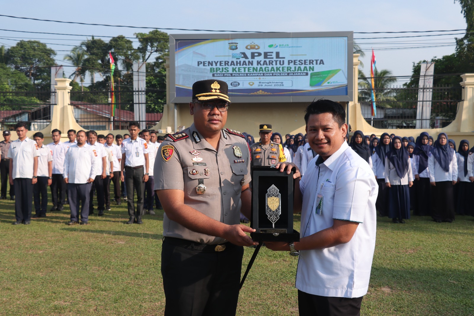 Kapolres Kampar Serahkan 116 Kartu BPJS Ketenagakerjaan untuk P3K dan Honorer