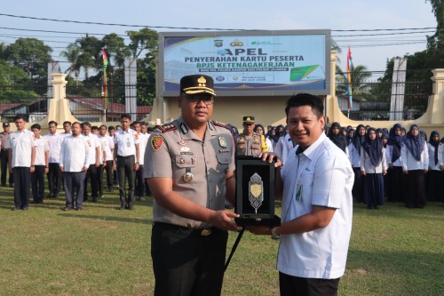 Kapolres Kampar Serahkan 116 Kartu BPJS Ketenagakerjaan untuk P3K dan Honorer