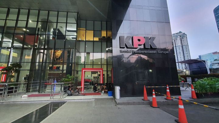 Bupati dan Sekda Kuansing Akhirnya Serahkan Diri ke KPK, Langsung Diperiksa