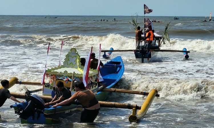 Sedekah Laut Cilacap Tinggal Hitungan Hari, Ada 9 Jolen Dilarung ke Laut