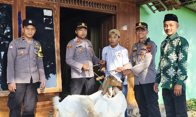 Pemuda Disabilitas di Blora Terima Bantuan 2 Ekor Kambing dari Kapolres di Momen HUT Bhayangkara ke-80