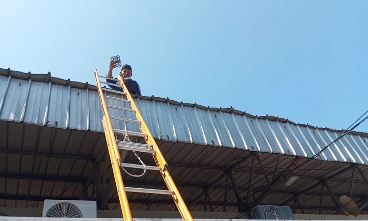 Drone Milik Warga Cilacap Tersangkut di Atap Stadion, Damkar Turun Tangan Evakuasi