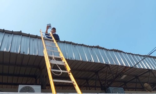 Drone Milik Warga Cilacap Tersangkut di Atap Stadion, Damkar Turun Tangan Evakuasi