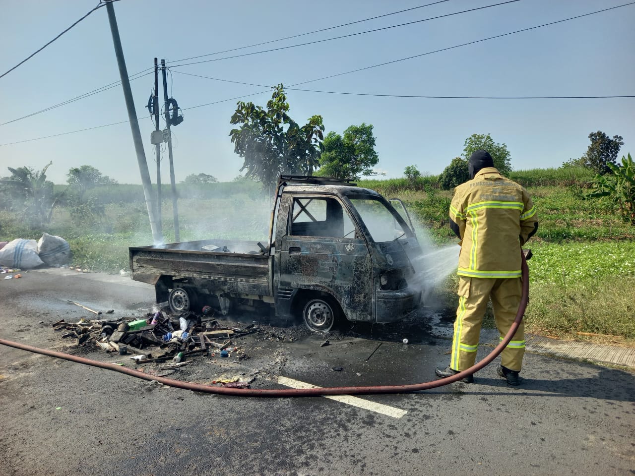 Angkut Material Plastik, Mobil Pikap Terbakar di Area Persawahan Gresik