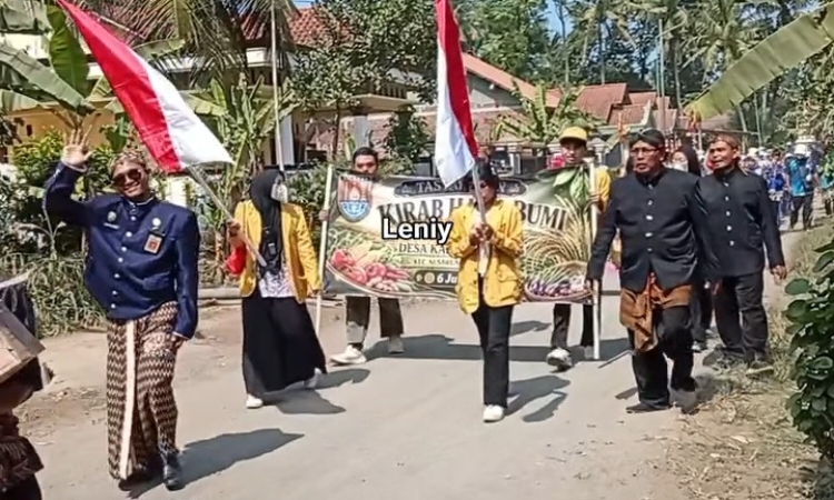 Memetri Bumi Desa Karangtawang Meriah, Ada Karnaval Hasil Bumi hingga Kehadiran Selebgram Tarmin Ngaklak