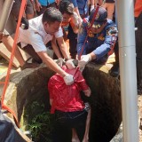 Lansia di Gresik Meregang Nyawa Tercebur Sumur, Sandal Jepit Jadi Petunjuk