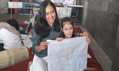 Siswa Asal Prancis Belajar Membatik di Perpusda Cilacap saat Libur Sekolah