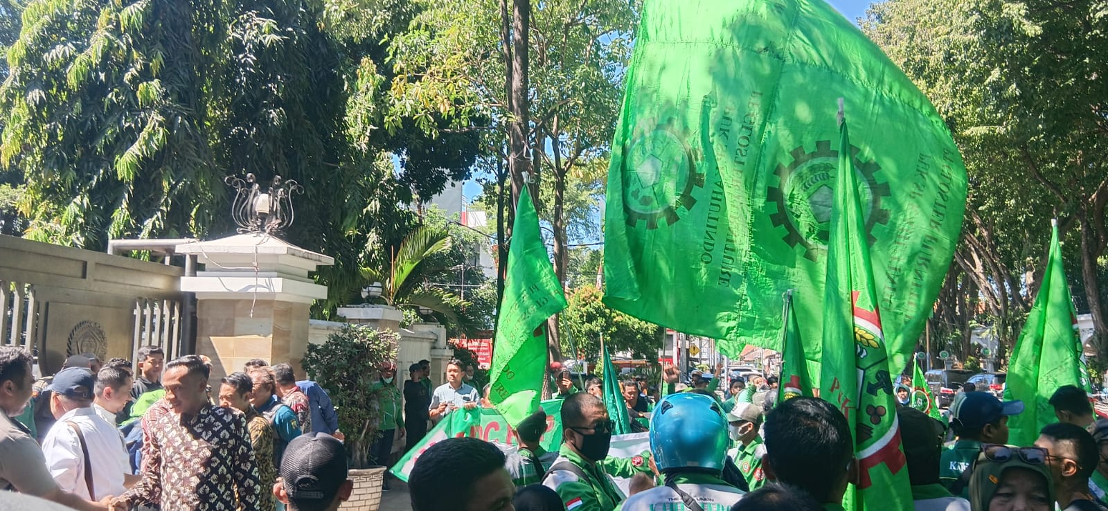 Ratusan Buruh Demo di Kantor DPRD Gresik, Tuntut Pembayaran Upah dan Pesangon