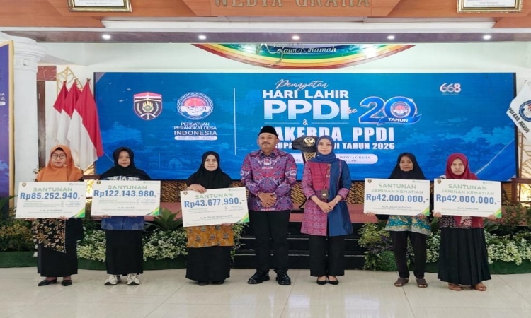 Bupati Serahkan Manfaat BPJS Ketenagakerjaan Bagi Perangkat Desa di Harlah PPDI Ke-20 Ngawi