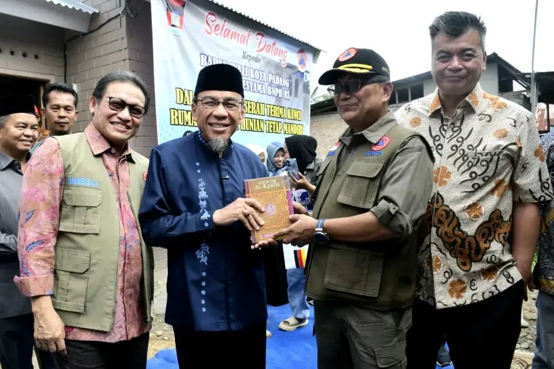 Wawako Padang Serahkan Huntap Mandiri di Kuranji, 22 Unit Lagi Segera Dibangun