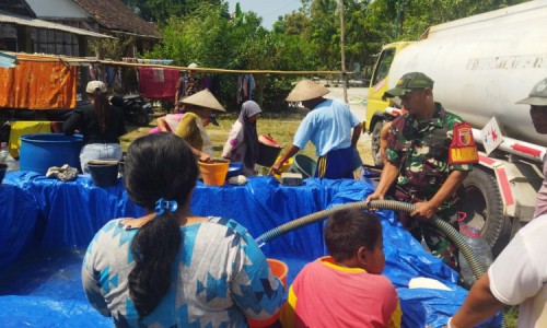 Atasi Kekeringan, Kodim 0813 Bojonegoro Pasok 16 Ribu Liter Air Bersih di Sukosewu