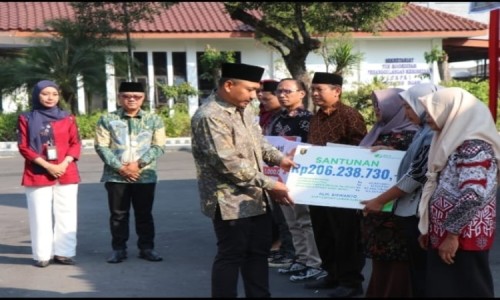 Bupati Ngawi Serahkan Manfaat BPJS Ketenagakerjaan di Peringatan Hari Koperasi ke-79