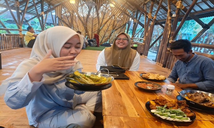 Menikmati Sensasi Kuliner Pedesaan di Warung Kuali Sidayu Gresik, Oase Suasana Tempo Dulu
