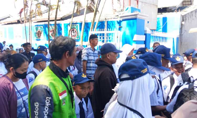 Antusias Orang Tua Siswa Warnai Gerakan Ayah Mengantar Anak Sekolah di SMPN 25 Makassar