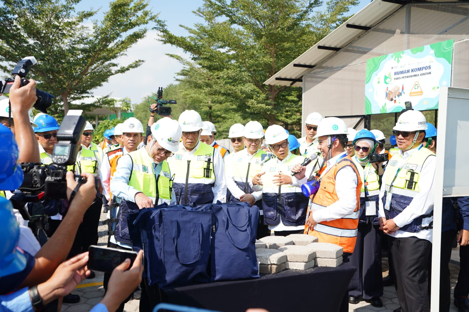 Terbaik Nasional, Menko Pangan Tinjau Pelabuhan Petrokimia Gresik