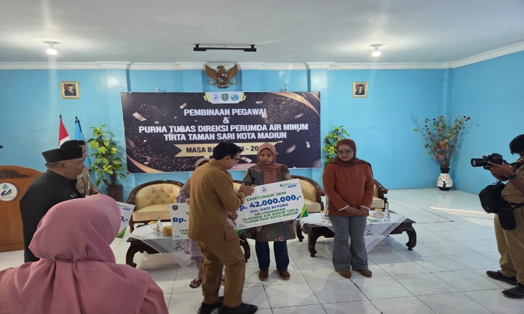 Plt Wali Kota Madiun Serahkan Santunan JKM BPJS Ketenagakerjaan Rp 126 Juta bagi Pekerja Rentan