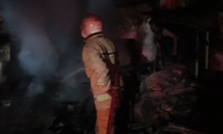 Bengkel dan 2 Bangunan di Cilacap Kebakaran Gegara Bakar Sampah