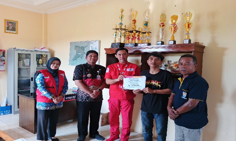 PMI Cilacap Salurkan Bantuan Puluhan Juta untuk Keluarga TKI Korban Kebakaran di Hongkong