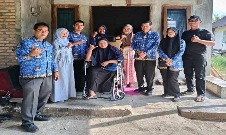 Wujudkan Kepedulian, Pemko Padang Serahkan Bantuan Kursi Roda untuk Warga Koto Pulai