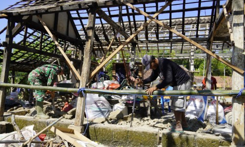 Wujudkan Hunian Layak, Rumah Warga Mulai Dibedah Lewat Program Aladin TMMD 129 Bojonegoro