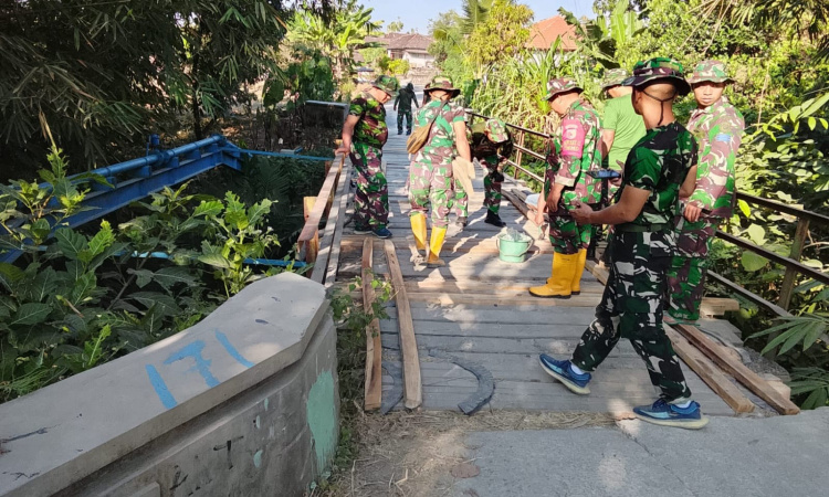 Tingkatkan Ekonomi Warga Desa Kesongo, Satgas TMMD Kokohkan Jembatan Dusun Mundu