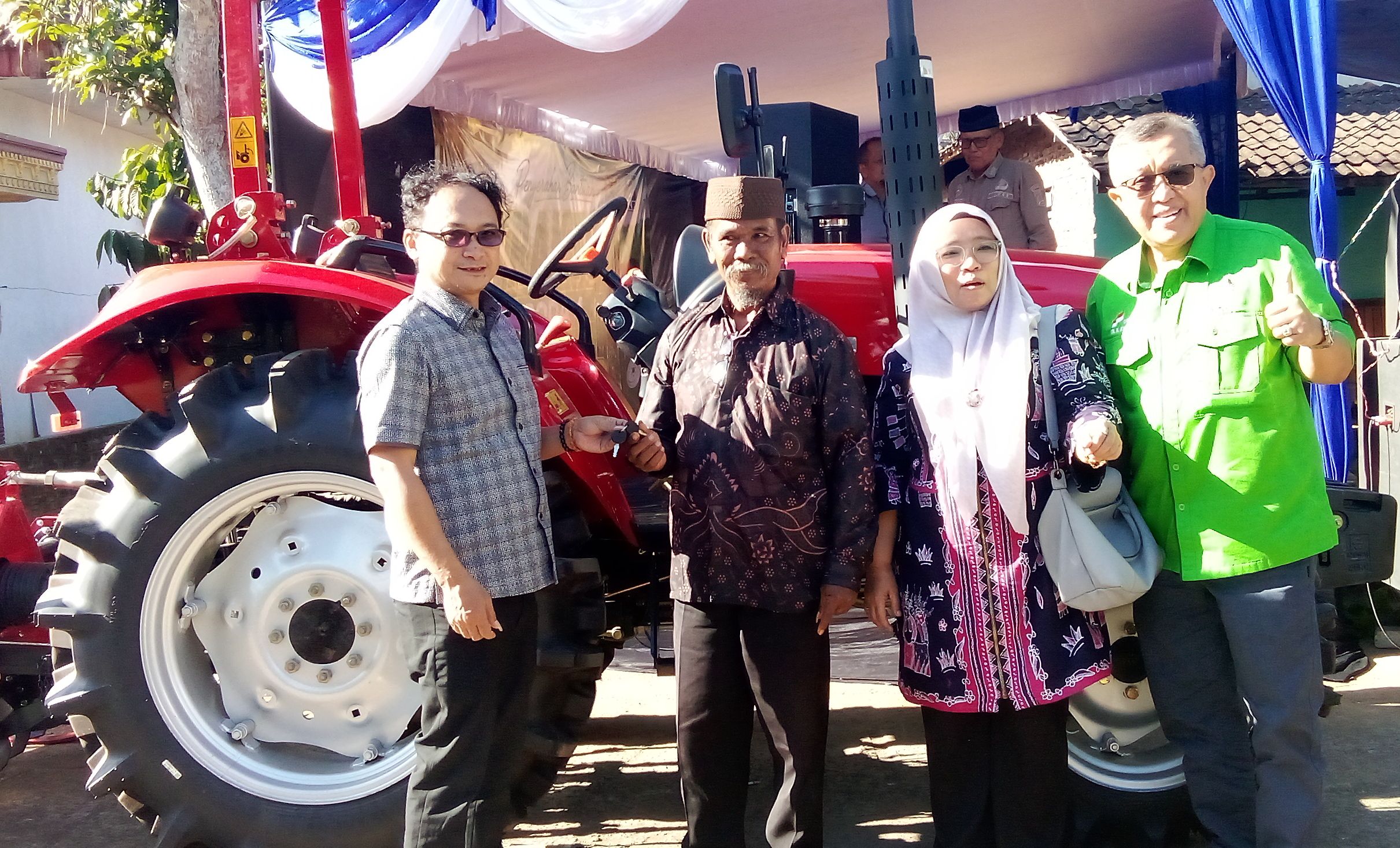 Modernisasi Pertanian, Cak Udin Salurkan Bantuan Traktor Roda Empat untuk Petani Bantur Malang