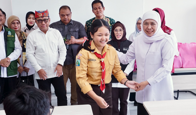 Suara Merdu Siswi Sekolah Rakyat Banyuwangi Curi Perhatian Gubernur Khofifah