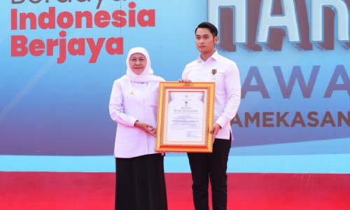 Bupati Tuban Raih Lencana Jer Basuki Mawa Beya dari Gubernur Jawa Timur