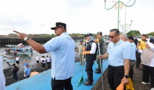 Gerakan Indonesia ASRI, Kemendagri dan Ribuan Warga Banyuwangi Gotong Royong Bersihkan Pantai