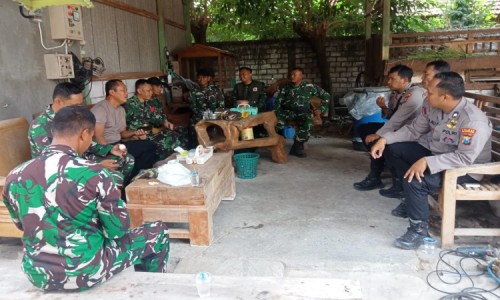 Perkokoh Sinergitas, Satgas TMMD 129 Bojonegoro Anjangsana ke Rumah Anggota Polsek