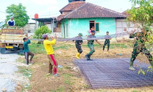 Pacu Ekonomi Desa, Satgas TMMD 129 Bojonegoro dan Warga Kebut Pasokan Besi Cor Jalan