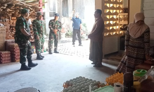 Dukung Ketahanan Pangan, Dansatgas TMMD 129 Bojonegoro Borong Telur Asin UMKM di Kesongo