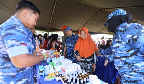 TNI AU Hadir di Banyuwangi, Bagikan Sembako dan Layani Pemeriksaan Kesehatan Gratis