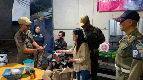 Satpol PP Gresik Operasi di Kawasan Kafe, Pengelola dan Penjaga Jalani Tes Narkoba dan HIV