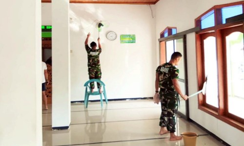 Satgas TMMD dan Warga Kesongo Bojonegoro Gotong royong Bersihkan Masjid