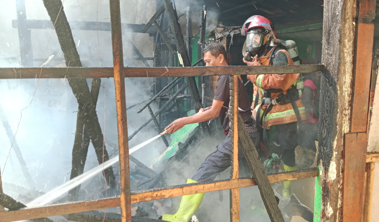 Diduga Korsleting Listrik, Dua Rumah di Situbondo Hangus Terbakar