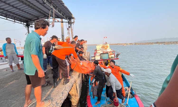 Kapal Nelayan Terbalik di Perairan Teluk Penyu Cilacap, 7 ABK Selamat 2 MD