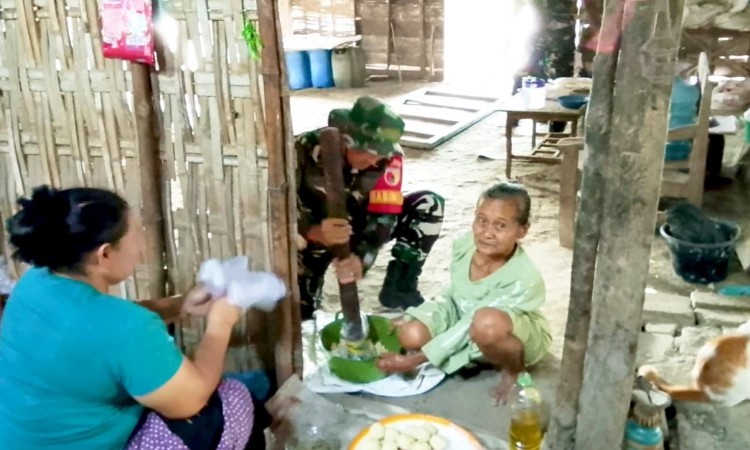 Kemanunggalan TNI-Rakyat, Babinsa Kesongo Ikut Menumbuk Singkong Bersama Warga di Lokasi TMMD