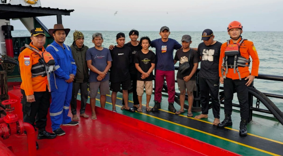 Delapan ABK Tugboat MT20-1301 Ditemukan Kondisi Selamat Usai Evakuasi di Perairan Bawean
