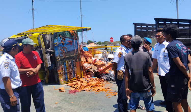 Bakal Dikirim ke Kangean, Truk Bermuatan Bahan Bangunan Terguling di Pelabuhan Kalianget